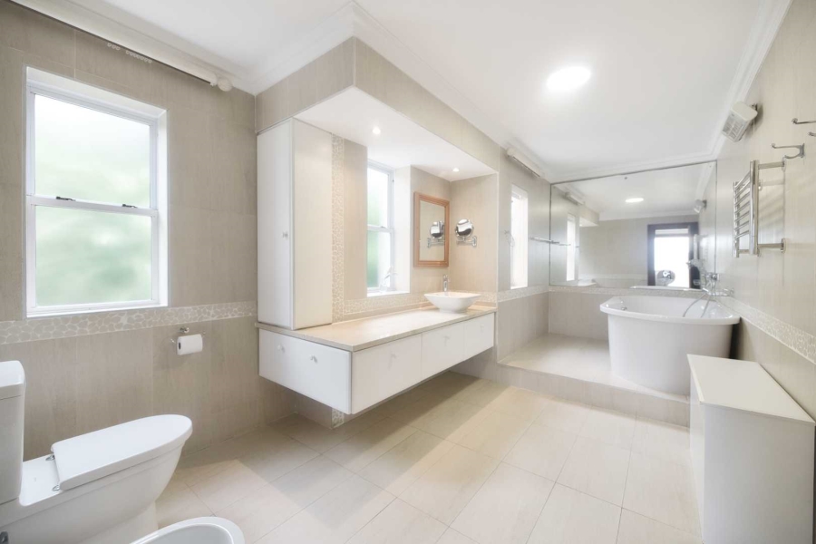 5 Bedroom Property for Sale in Fernkloof Estate Western Cape